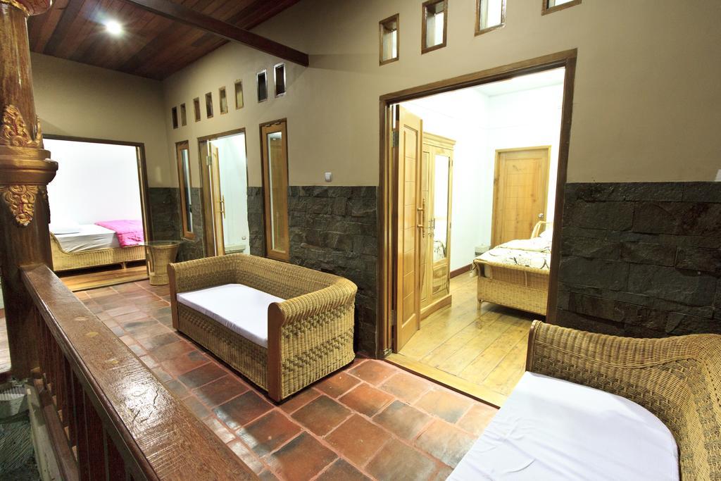 Villa Bale Seni Mataram Extérieur photo