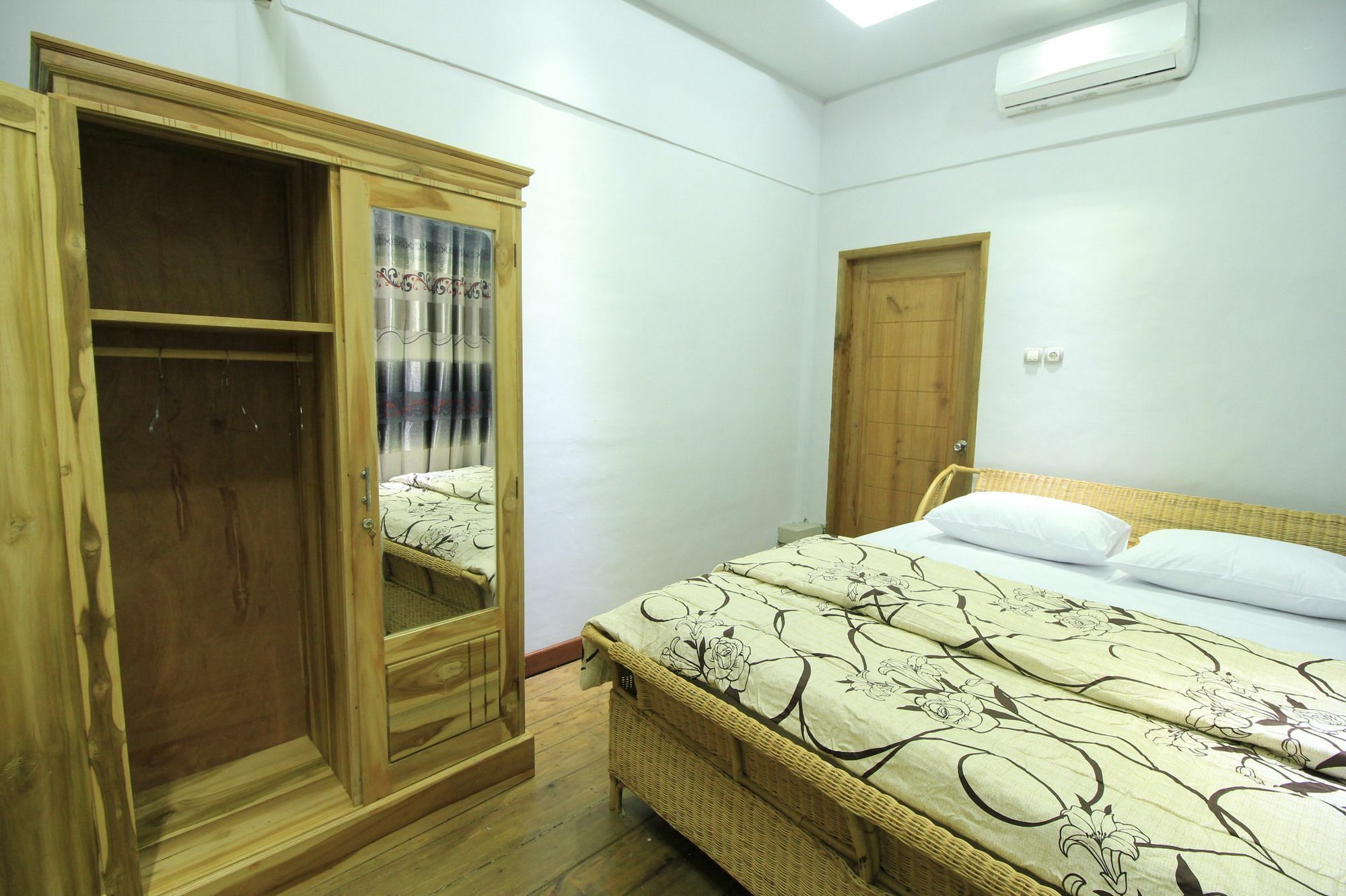 Villa Bale Seni Mataram Extérieur photo
